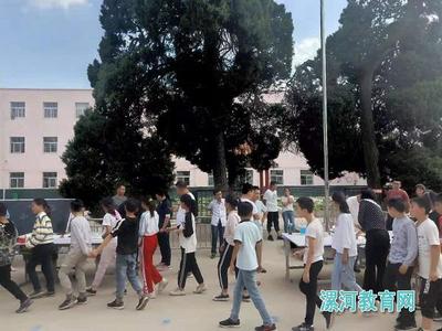 艺术家师大华亲临郾城区商桥镇第二中心小学现场作画,师生共同感受艺术之美